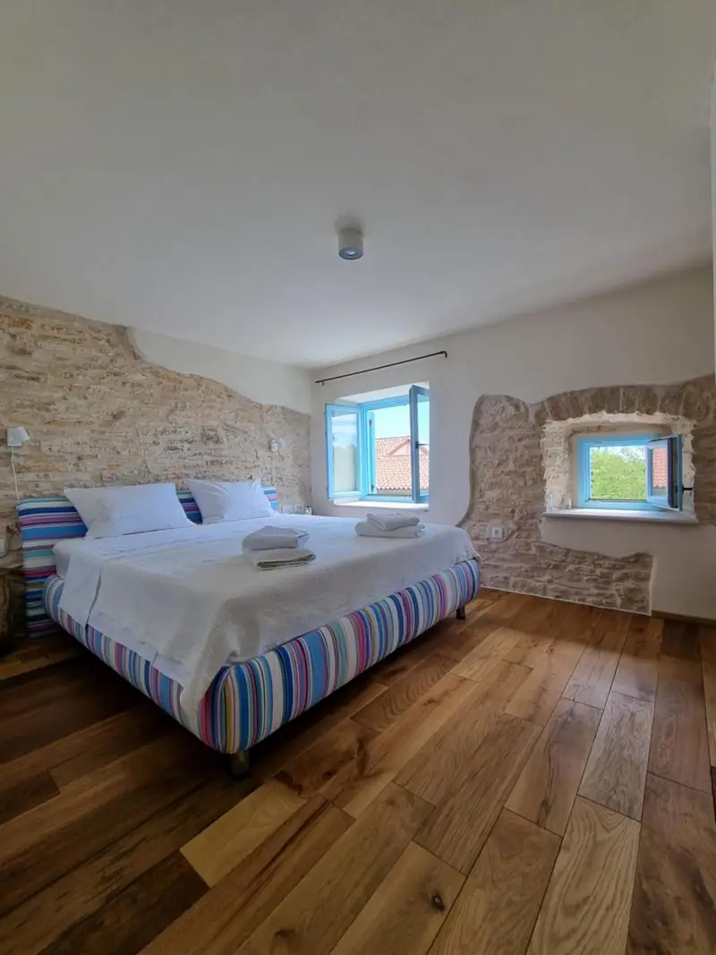 Schlafzimmer im 2. Stock mit Kingsize-Bett und Holzboden