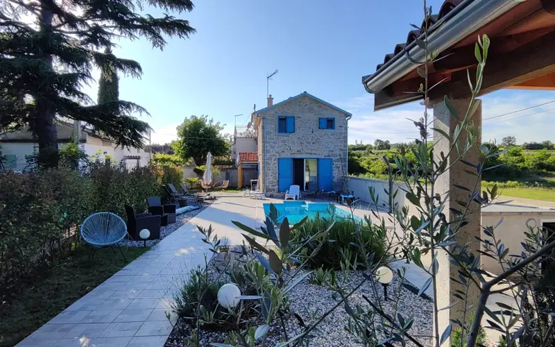 Garten der Villa Allegra mit Pool, Freisitz und Steinhaus