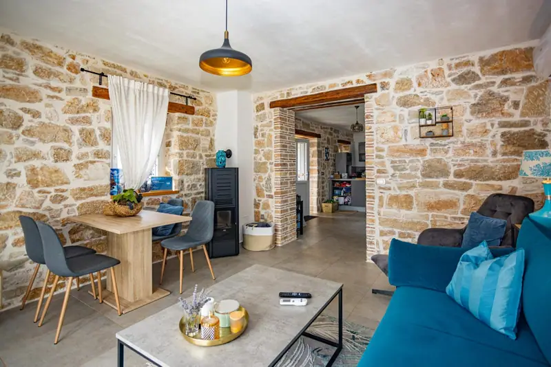 Dining area with pellet stove in front of the natural stone wall