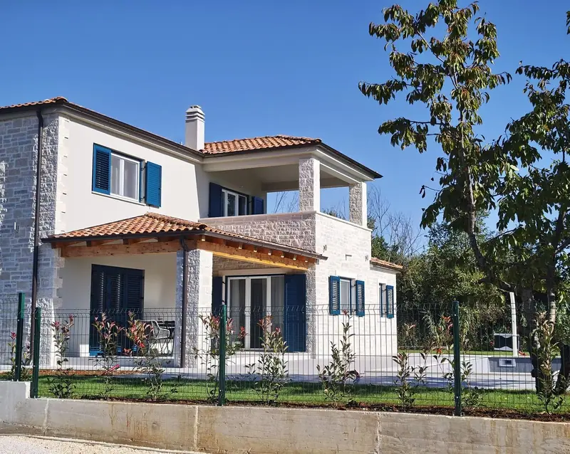 Villa Majuli: two-storey house with terrace and blue shutters