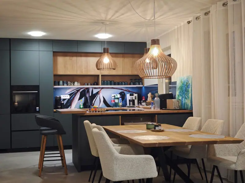 Designer kitchen with cooking island and dining table