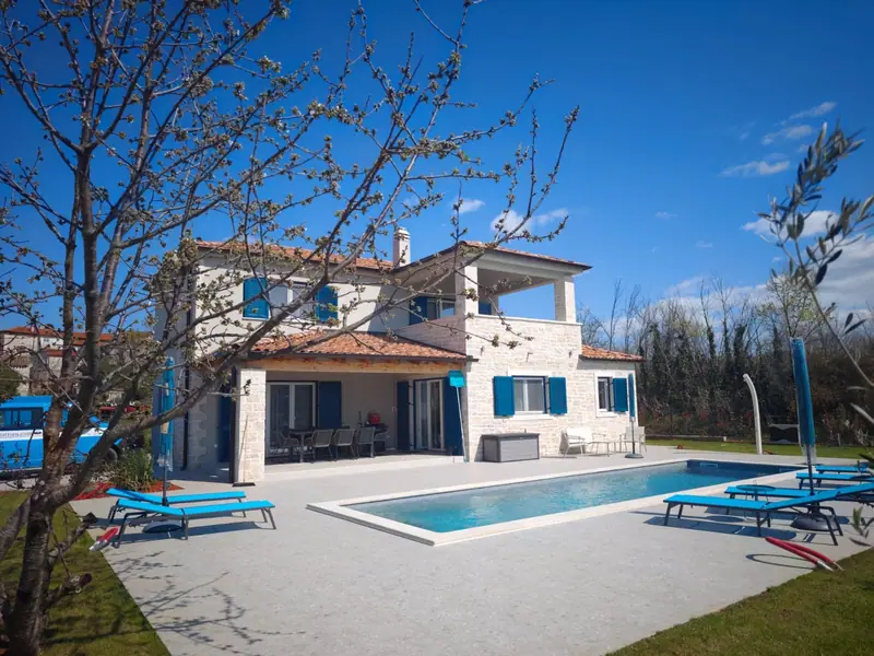 Villa Majuli: natural stone house with 10 m pool and sun loungers
